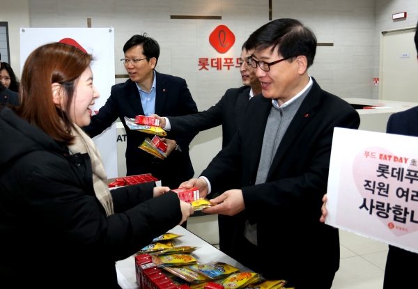 롯데푸드 조경수 대표이사(오른쪽)를 비롯한 임원들이 출근길 직원들에게 간식꾸러미를 나눠주며 ‘초코 있데이’ 이벤트를 진행하고 있다.