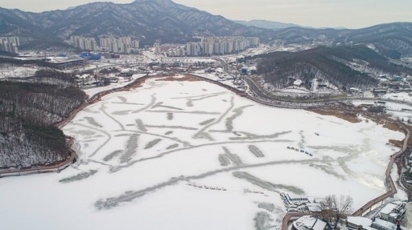 꽁꽁 얼어붙은 의왕시 백운호수 ©의왕시