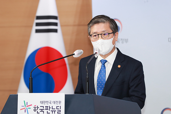 변창흠 국토교통부 장관이 4일 오후 정부서울청사 브리핑실에서 한국주택토지공사(LH) 직원들의 3기 신도시 투기의혹 관련 브리핑을 하고 있다.(사진=국토교통부)