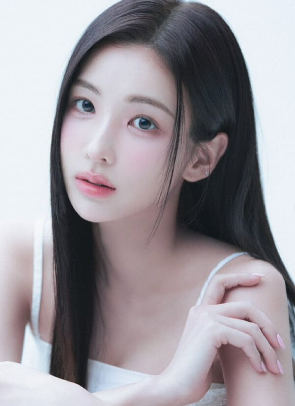 배우 강석우의 딸 강다은이 새로운 프로필을 공개하면서 관심을 모으고 있다. 온라인 캡쳐