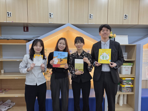 사이에이전시가 사단법인 굿위드어스에 도서 80권을 전달했다