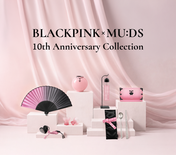 블랙핑크가 그녀들의 데뷔 10주년을 기념하며 국립중앙박물관 상품 브랜드 뮷즈와 손잡고 특별한 컬렉션을 공개한다. 온라인 캡쳐