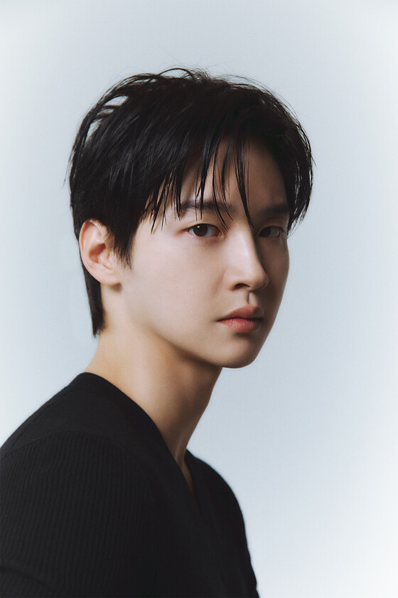 배우 장동윤의 최근 결혼 발표 이후, 과거 행적과 팬들에 대한 태도 문제가 대두되며 논란이 확산되고 있다. 온라인 캡쳐
