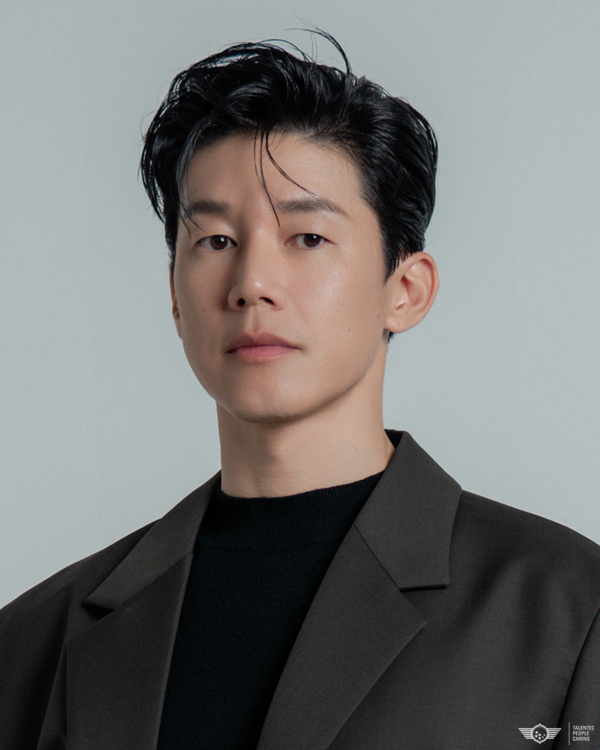 김무열이 넷플릭스의 새로운 작품 '할매'에서 주인공을 맡아 또다시 이목을 끌고 있다. 온라인 캡쳐