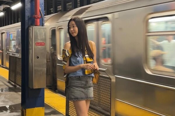 배우 김사랑이 지하철에서 자연스러운 모습으로 시선을 사로잡았다. 온라인 캡쳐