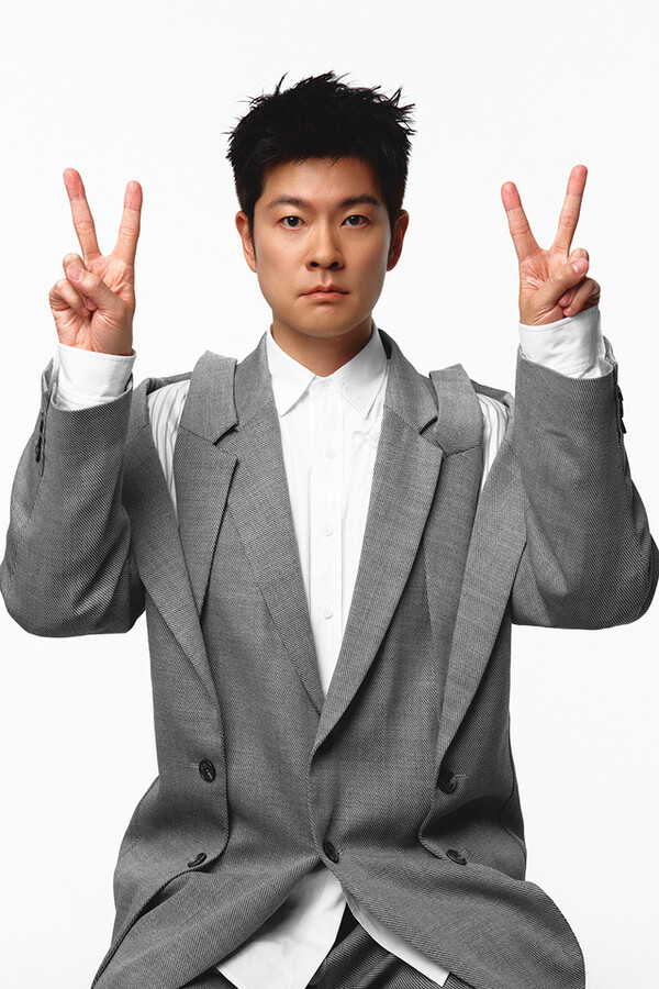 가수 장기하가 새로운 솔로 앨범 발매를 앞두고 독특한 프로필 사진을 공개하며 팬들의 이목을 끌고 있다. 온라인 캡쳐